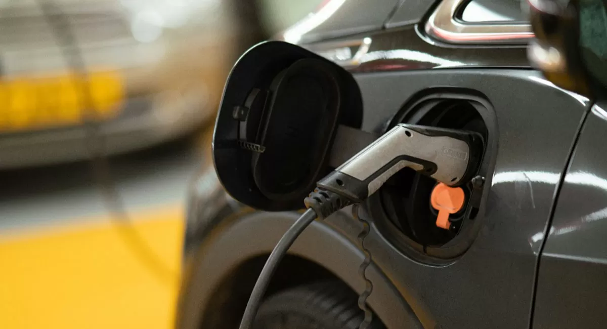 Baterai mobil listrik berusia 6 sampai 8 tahun bisa menghadapi biaya perbaikan tinggi hingga berisiko membuat kendaraan menjadi total loss. (Unsplash.com / Michael Fousert)
