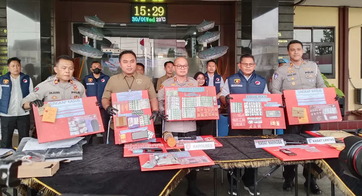 Polres Tasikmalaya Kota mengungkap kasus narkoba dan obat sediaan farmasi pada September 2026 dengan 11 tersangka diamankan, di Mako Polres Tasikmalaya Kota, Kamis (30/9/2026). (Dok. AMS)