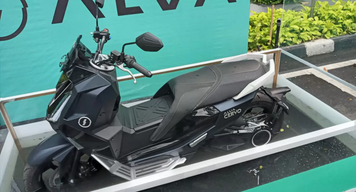 Pengguna motor listrik perlu mengetahui batas aman saat melintasi genangan air. Honda, Alva dan Polytron memiliki ketahanan air berbeda. (Dok. Promedia)