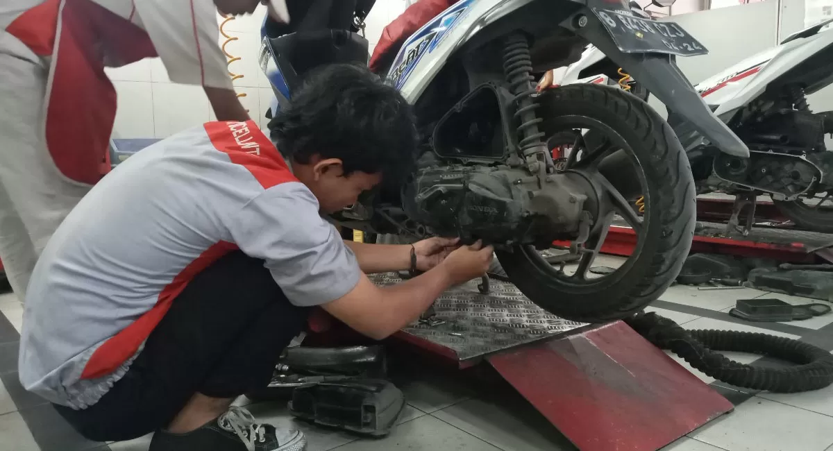 Suara kasar, gredek dan tarikan berat menjadi tanda CVT motor matic perlu diperiksa untuk mencegah kerusakan lebih parah. (Dok, Promedia)