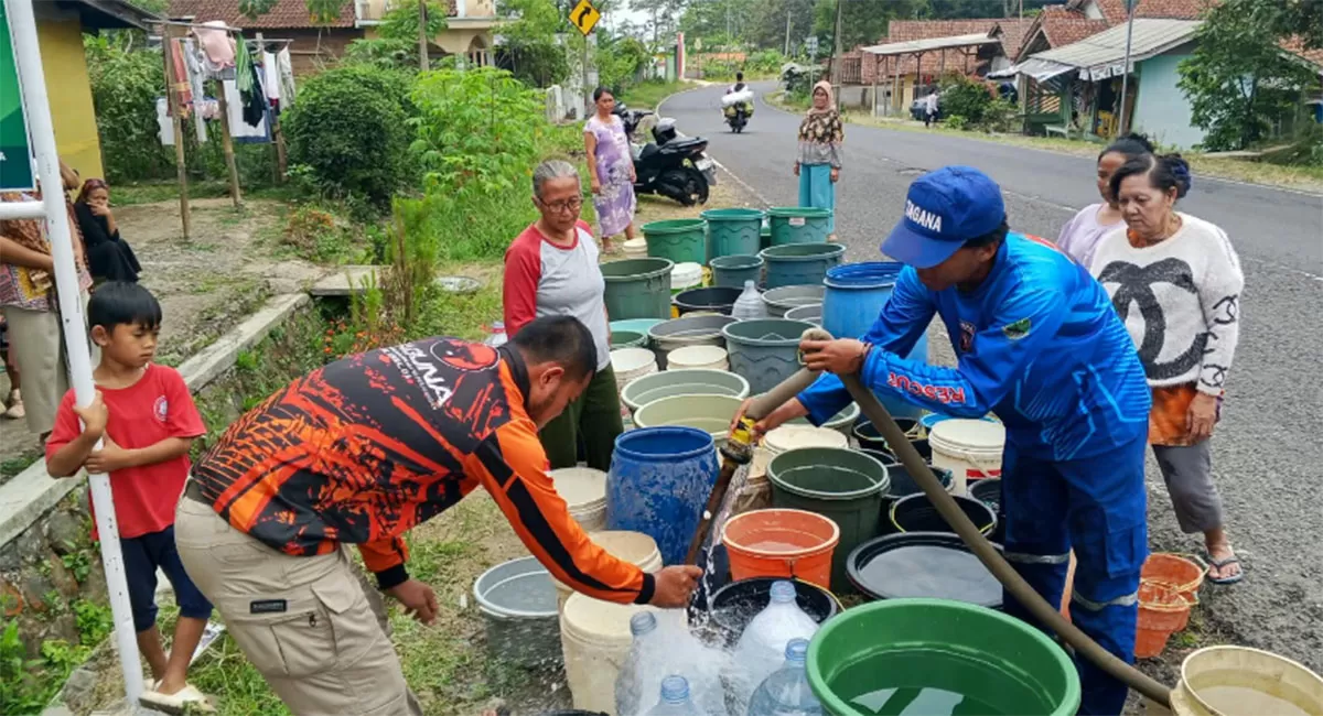 TAGANA menyalurkan 6.000 liter air bersih kepada warga Kampung Ganimukti RT 02 dan RT 03/RW 04, Desa Santanamekar, Kecamatan Cisayong, Kabupaten Tasikmalaya, Rabu (7/10/2026). (Dok. DFK)