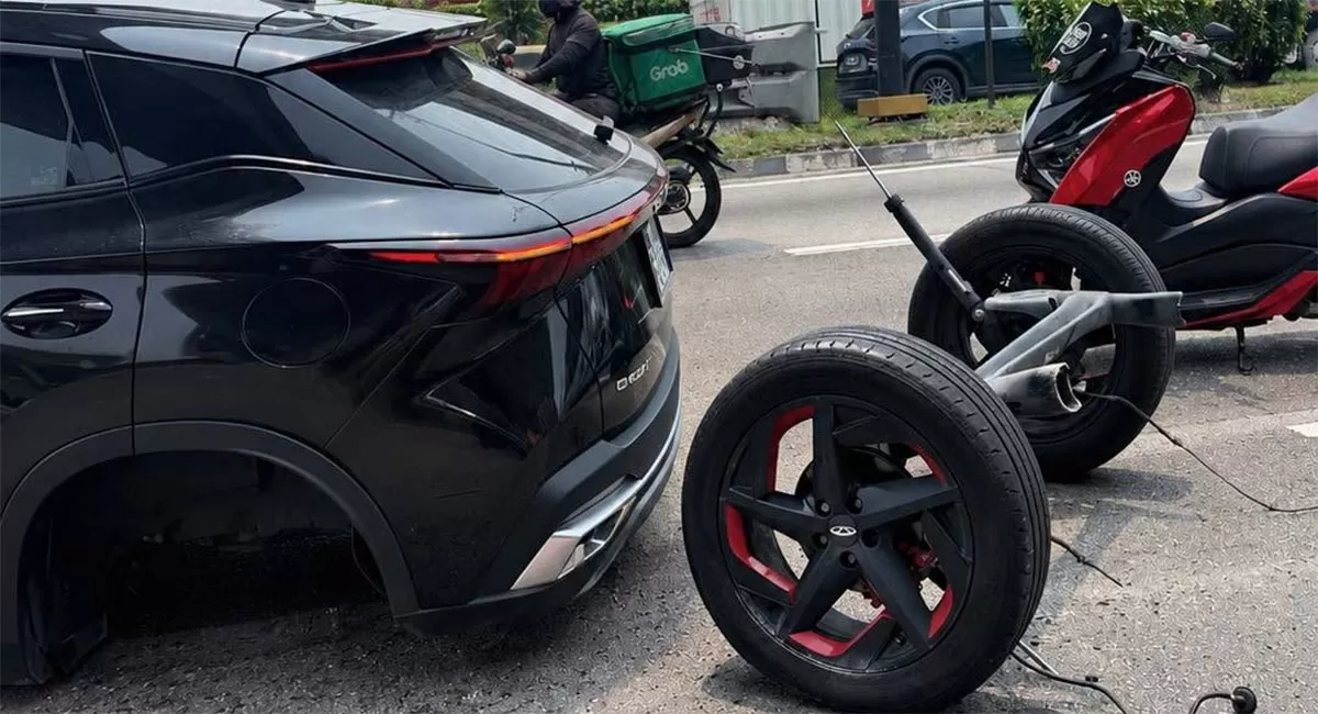 As roda belakang SUV Chery terlepas di jalan kawasan Tebrau, Johor Bahru, Malaysia, Selasa 6 Oktober 2026.   (Facebook/JiangZhaoShang)