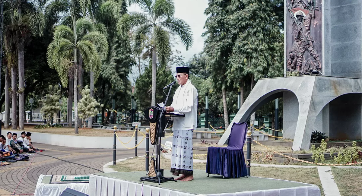 Bupati Ciamis Herdiat Sunarya bersama ribuan warga melaksanakan Shalat Istisqo di Alun-Alun Ciamis, Kamis (8/10/2026). (Dok. Prokopim Ciamis)