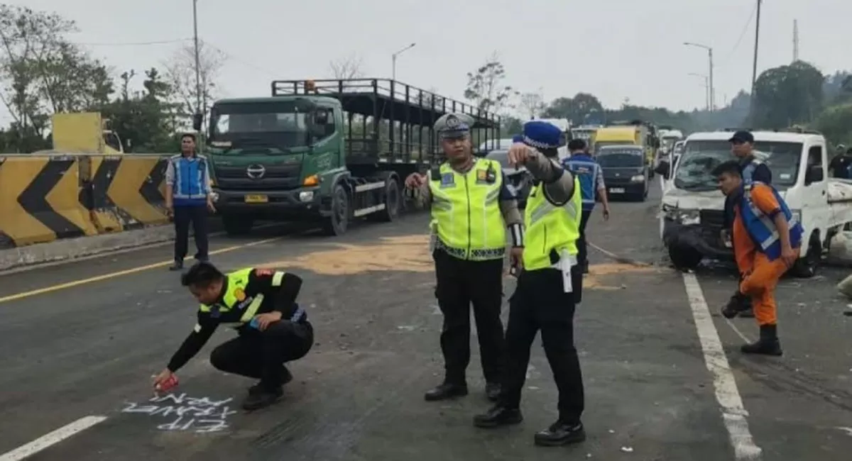 Kecelakaan Tol Cipularang KM 91+800 B Purwakarta melibatkan 15 kendaraan dan menyebabkan satu pengemudi truk mengalami luka berat. (Dok. Tribratanews Polda Jawa Barat)