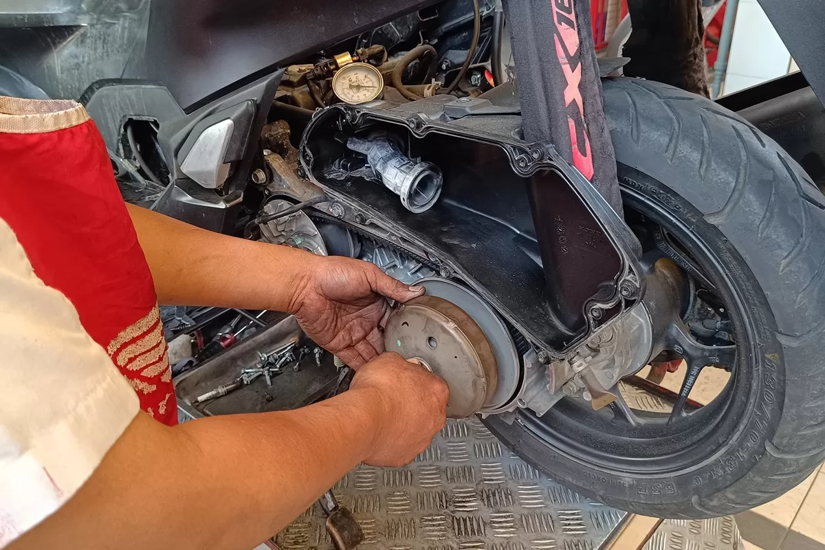 Perawatan CVT motor matic perlu diperhatikan saat musim hujan, terutama pada seal, filter, V-belt, dan roller untuk mencegah kerusakan. (Dok. Promedia)