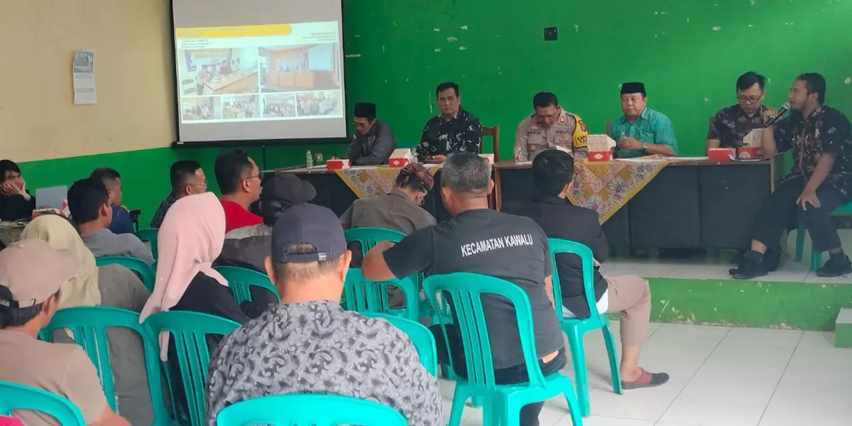Petugas pengawas proyek dari PPNS BBWS Citanduy saat melakukan sosialisasi rencana rehabilitasi Sungai Cikunten di Kelurahan Talagasari, Kecamatan Kawalu, Kota Tasikmalaya, Jumat (9/10/2026). (Dok. AMS)