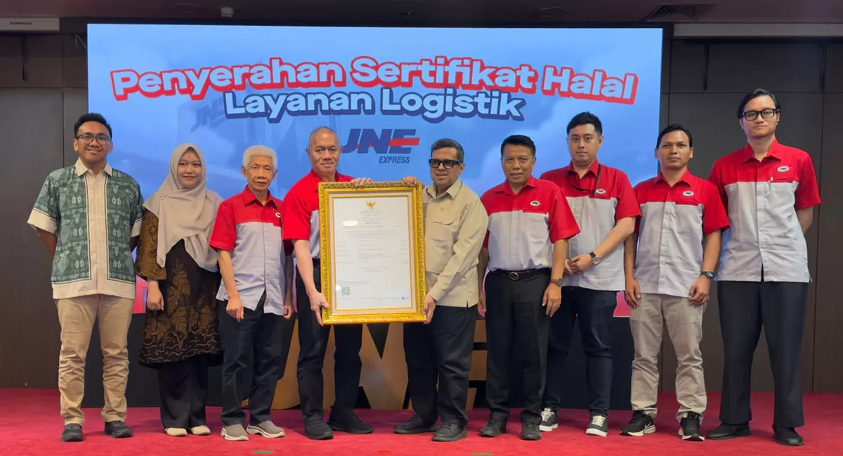 JNE secara resmi memperoleh sertifikasi halal untuk layanan logistik dari Badan Penyelenggara Jaminan Produk Halal (BPJPH)&nbsp;setelah melalui pemeriksaan dan audit halal oleh LPPOM MUI di Jakarta. (Dok. AMS)