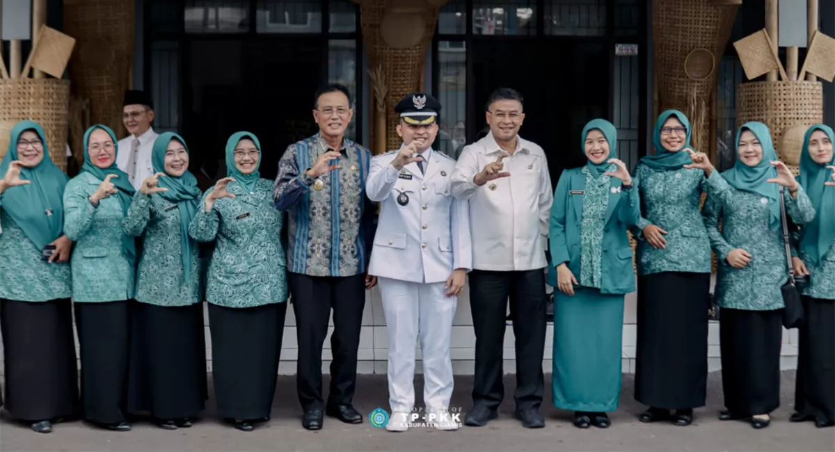 Bupati Ciamis Herdiat Sunarya dan Wakil Gubernur Jawa Barat Erwan Setiawan mendampingi Kelurahan Sindangrasa dalam penilaian nasional, Kamis (8/10/2026). (Dok. TP PKK Ciamis)