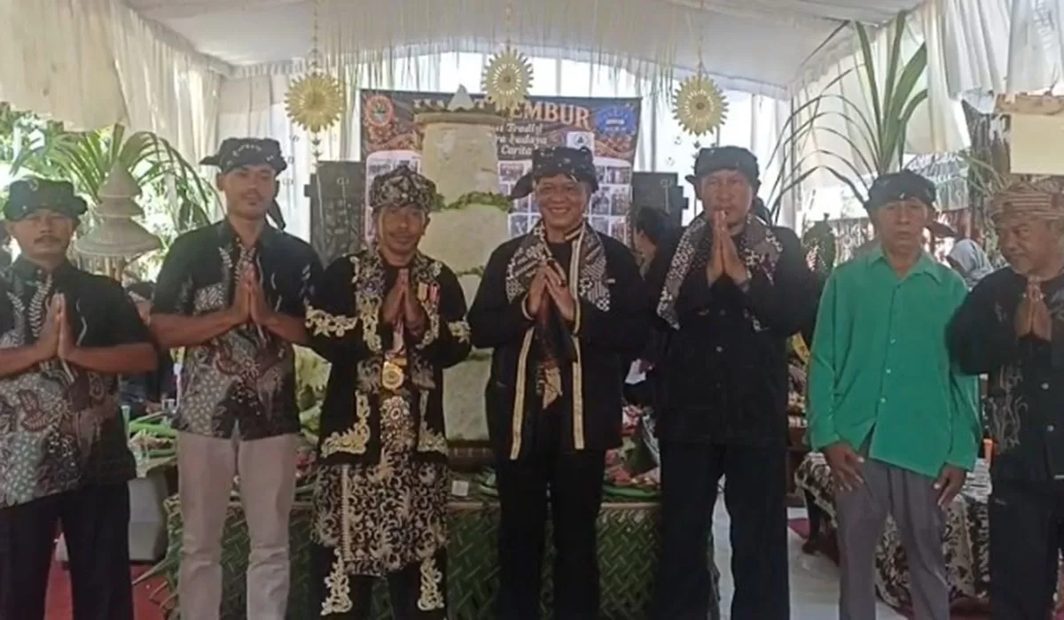 Hajat Lembur Pangandaran digelar di Desa Babakan, Minggu (11/10/2026). Abah Anton (tengah) mendorong pertunjukan budaya rutin di kawasan wisata. (Dok. AMS)