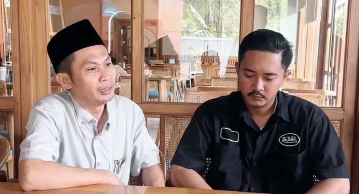 Penghulu KUA Mojoanyar, Baharudin, meminta maaf kepada fotografer setelah video dirinya marah saat akad nikah di Mojokerto viral. (Dok. Threads)