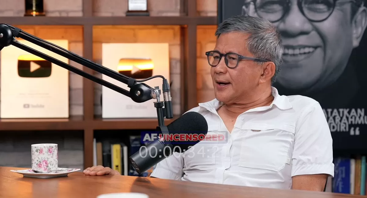 Rocky Gerung saat berbincang dalam sebuah podcast.  (YouTube/Akbar Faizal Uncensored)