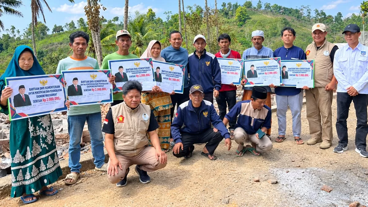 NY Foundation salurkan bantuan kepada warga terdampak kebakaran di Kampung Cigupit Desa Pedangkamulyan Kecamatan Bojonggambir Kabupaten Tasikmalaya, Rabu (14/10/2026). (Dok. DFK)