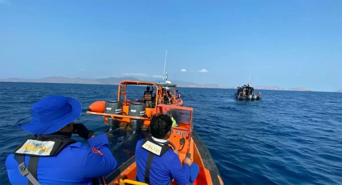 Penyelam profesional dikerahkan mencari Veronica, korban KM Feronia yang masih hilang di perairan Labuan Bajo. Polisi menyelidiki dugaan kelalaian. (Threads/@polresmabarntt)