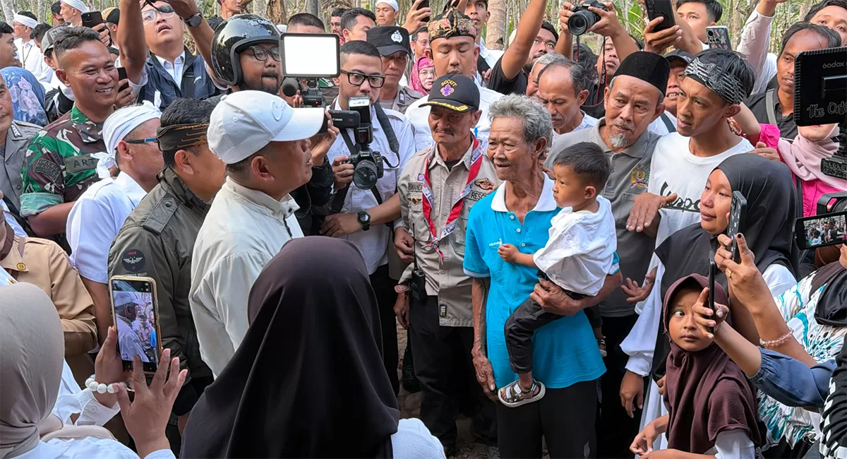 Gubernur Jawa Barat Dedi Mulyadi mengarahkan penanganan 39 rumah di Desa Kaso, Ciamis, melalui Program Poe Ibu, dengan 11 rumah masuk tahap awal renovasi. (Dok. Kominfo Jabar)