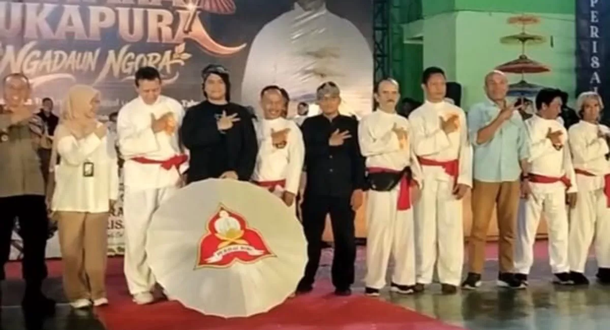 Wakil Wali Kota Tasikmalaya Diky Candra membuka Jawara Sukapura Ngadaun Ngora yang melibatkan 755 pesilat di GOR Sukapura Dadaha, Rabu malam (14/10/2026). (Dok. AMS)