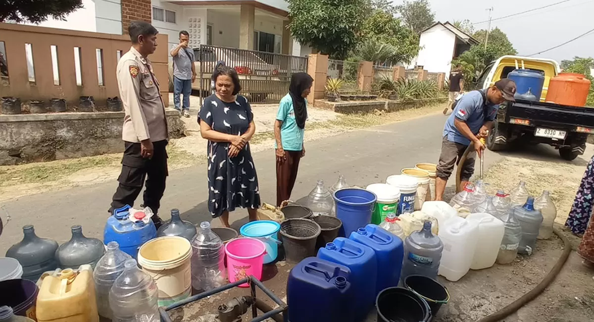 KAHMI, HMI bersama FK Tagana Kabupaten Tasikmalaya, menyalurkan bantuan 12.000 liter air bersih ke Desa Nangtang, Kecamatan Cigalontang. (Dok. Tagana)