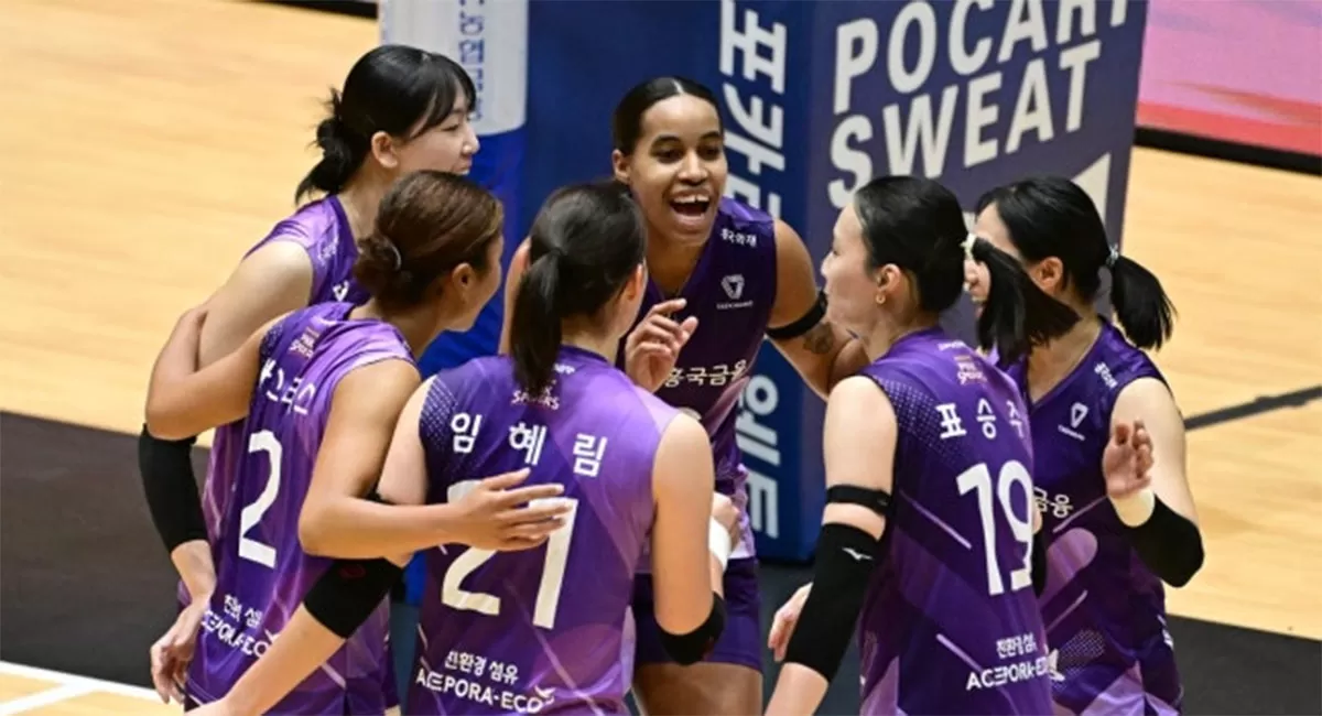 Pink Spiders menaklukkan SOOP 3-0 pada KOVO Cup 2026. Hasil pertandingan ini memastikan satu tim melaju ke semifinal dan tim lainnya tersingkir,&nbsp;pada 15 Oktober 2026. (Dok. Kovo)