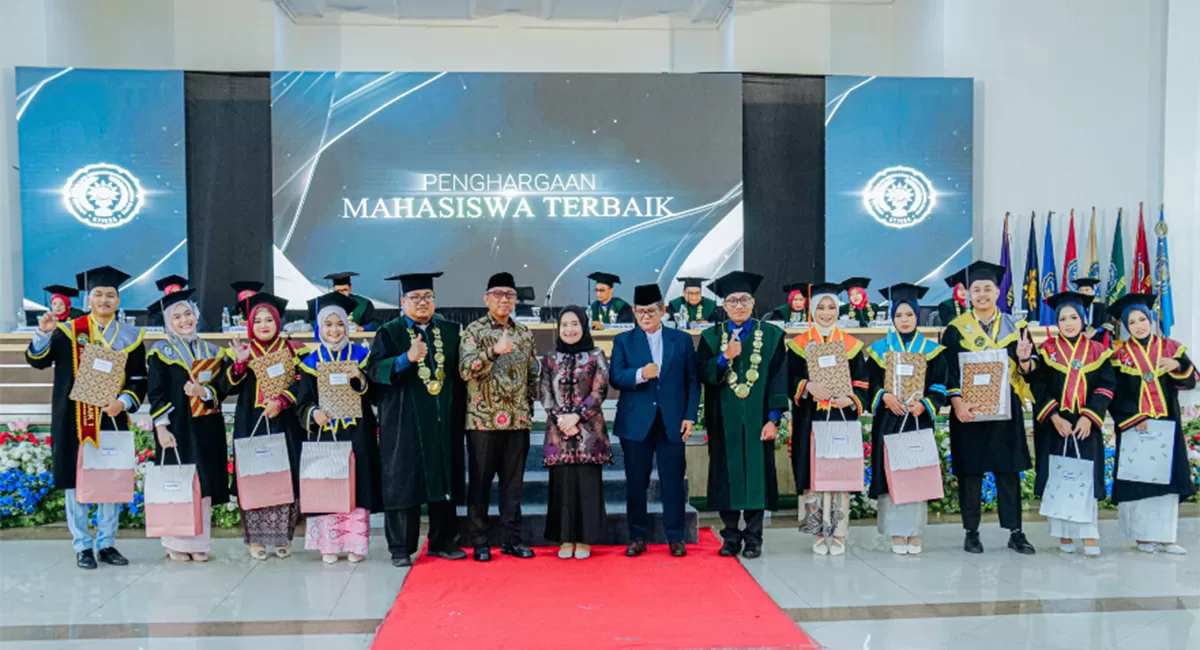 Sekda Ciamis Andang Firman Triyadi menghadiri wisuda STIKes Muhammadiyah Ciamis Tahun Akademik 2025-2026 yang meluluskan 235 wisudawan dan mengambil sumpah profesi 81 Ners, di Islamic Center Ciamis, pada Rabu (14/10/2026). (Dok. Prokopim Ciamis)