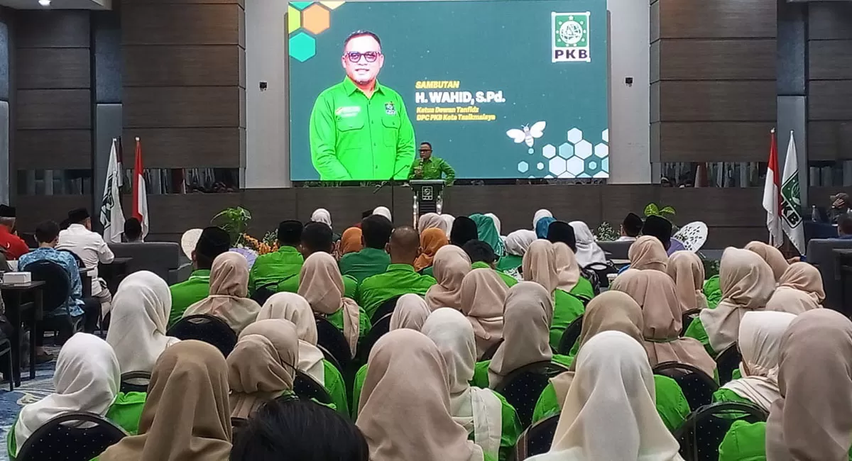 Ketua DPC PKB Kota Tasikmalaya, H. Wahid, menegaskan pengukuhan Pengurus DPC Partai Kebangkitan Bangsa (PKB) Kota Tasikmalaya periode 2026-2031 sebagai bentuk pengabdian untuk rakyat di Ballroom Hotel Harmoni, Kamis (15/10/2026). (Dok. AMS)