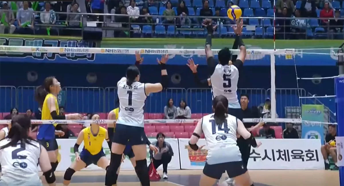 GS Caltex menyingkirkan Hyundai Hillstate dengan kemenangan 3-0 di Kovo Cup 2026 pada Jumat, 16 Oktober 2026. Megawati mencetak 15 poin, sedangkan Jordan Wilson menyumbang 13 poin. (Tangkapan layar KBSN)