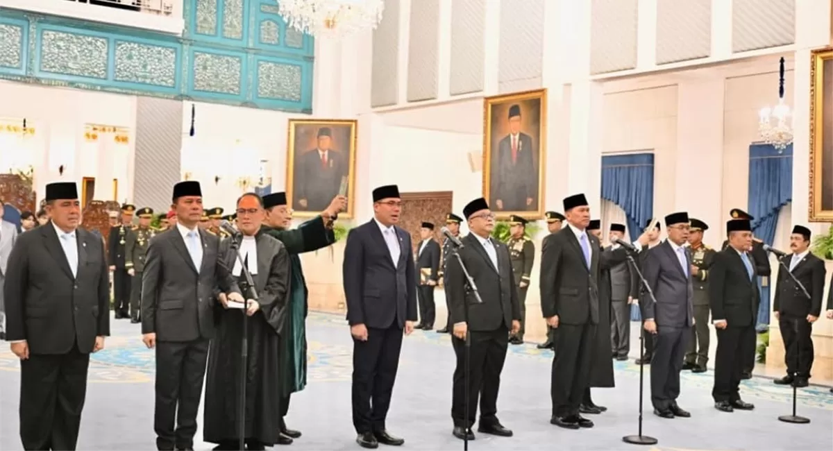 Prabowo Subianto melantik tujuh pejabat baru di Istana Negara, Jakarta, Kamis (15/10/2026), termasuk Kristomei Sianturi sebagai Kepala BNPB. (Dok. Kemensetneg RI)