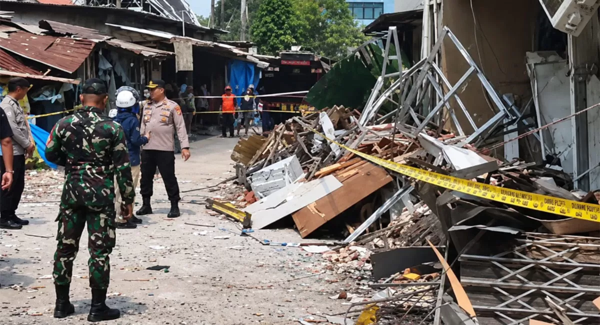 Ledakan Pasar Cimanggis di Ciputat berdampak pada tujuh ruko. BGN memastikan bangunan tersebut bukan SPPG maupun gudang MBG. (Instagram/infojaksel.id)