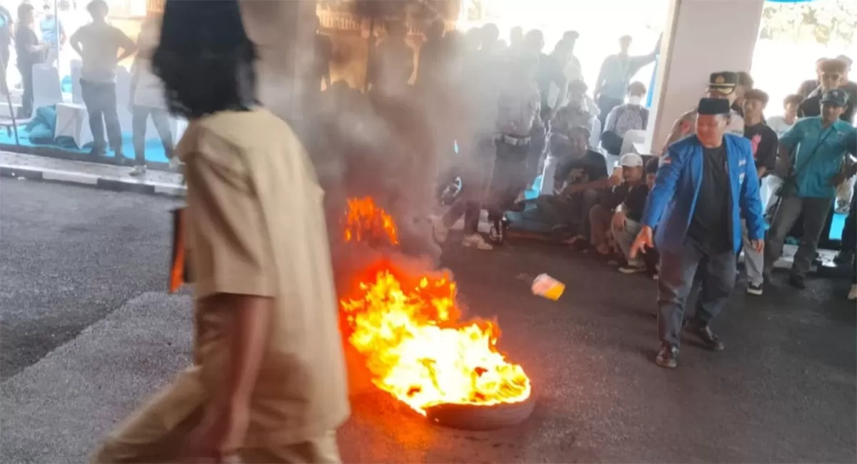 Demo refleksi 25 tahun Kota Tasikmalaya di Bale Kota berujung ricuh setelah massa menerobos pengamanan dan menduduki sejumlah ruangan pejabat. (Dok. AMS)