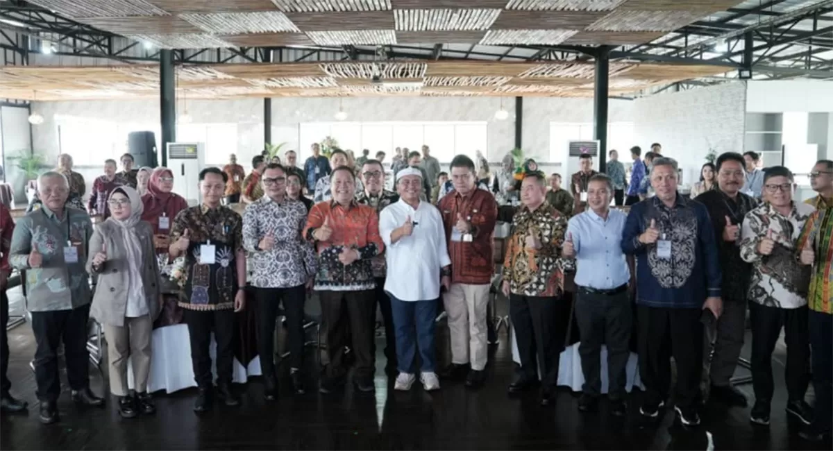 Herman Suryatman meminta Sekretariat DPRD memperkuat hubungan legislatif dan eksekutif dengan penguasaan data serta orientasi hasil pembangunan. (Dok. Kominfo Jabar)