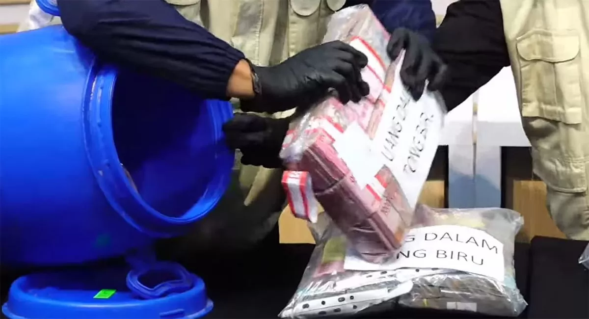 OTT Bupati Klaten mengungkap uang Rp934 juta dalam tong biru di rumah adik Bupati. KPK turut menyita uang dalam amplop dan mata uang yuan. (Tangkapan layar YouTube KPK)