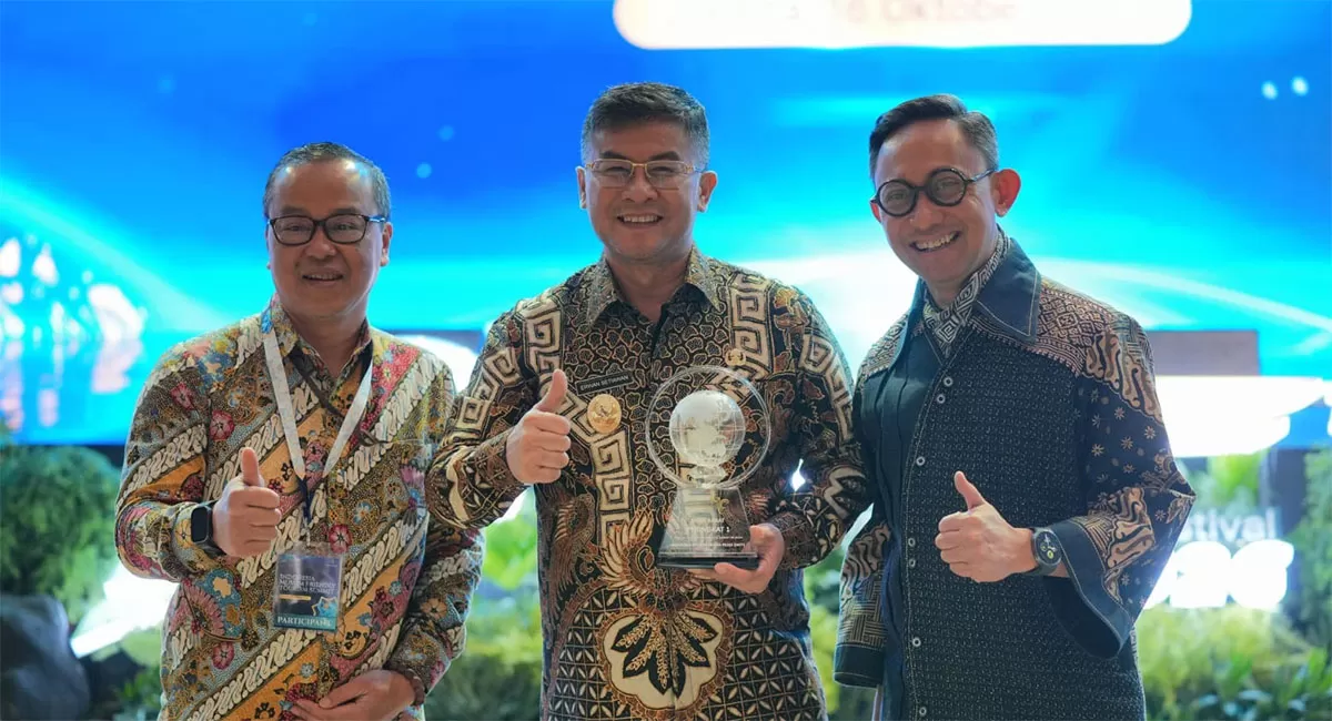 Jawa Barat mempertahankan peringkat pertama Indonesia Muslim Travel Index 2026. Wakil Gubernur Jabar Erwan Setiawan menerima penghargaan di Jakarta pada 16 Oktober 2026. (Dok. Diskominfo Jabar)