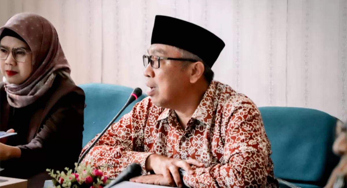 Sekda Ciamis Andang Firman Triyadi memaparkan inovasi Omni Channel 112 saat visitasi KI Jabar dalam evaluasi keterbukaan informasi publik 2026, Kamis, 15 Oktober 2026. (Dok. Diskominfo Ciamis)