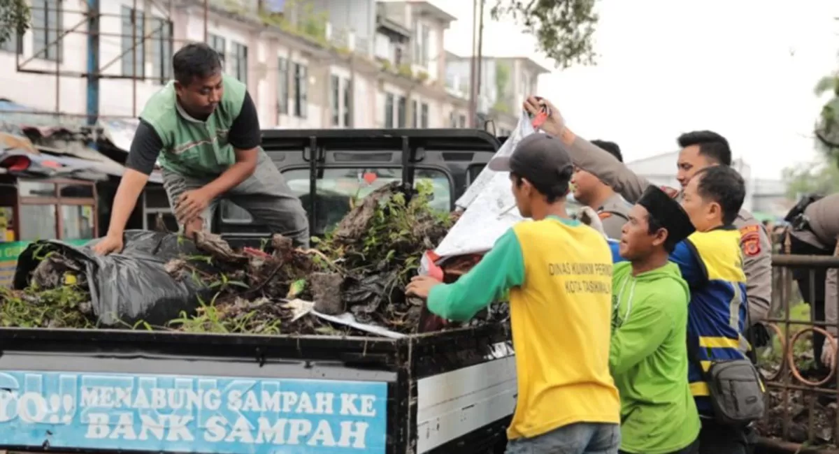 Aksi Jumat Bersih menyasar Dadaha, Situ Gede, Jalan HZ Mustofa, dan Pasar Cikurubuk untuk mendukung program Tasik Nyaman dalam rangka HUT ke-25 Kota Tasikmalaya. (Dok. AMS)