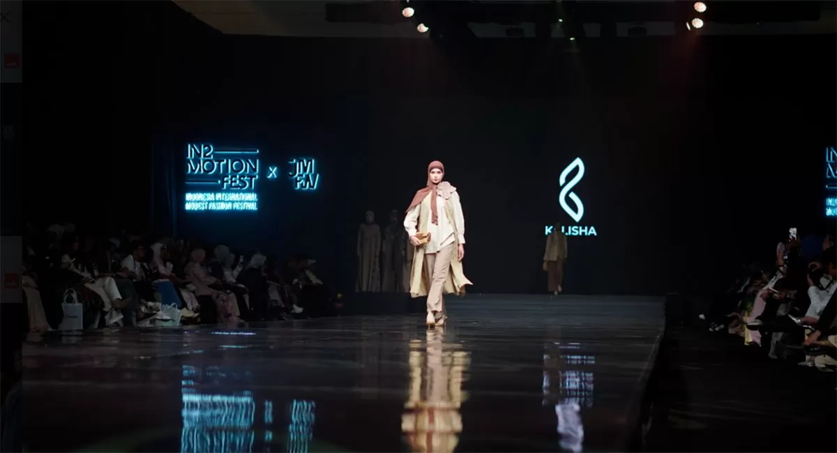 Kalisha Official asal Tasikmalaya memperagakan koleksi Grama Dhana Varistha berbahan Tenun Bulu Sabilulungan dari Ciawi di IN2MOTIONFEST 2026, Minggu, 18 Oktober 2026. (Dok. Kalisha Official )