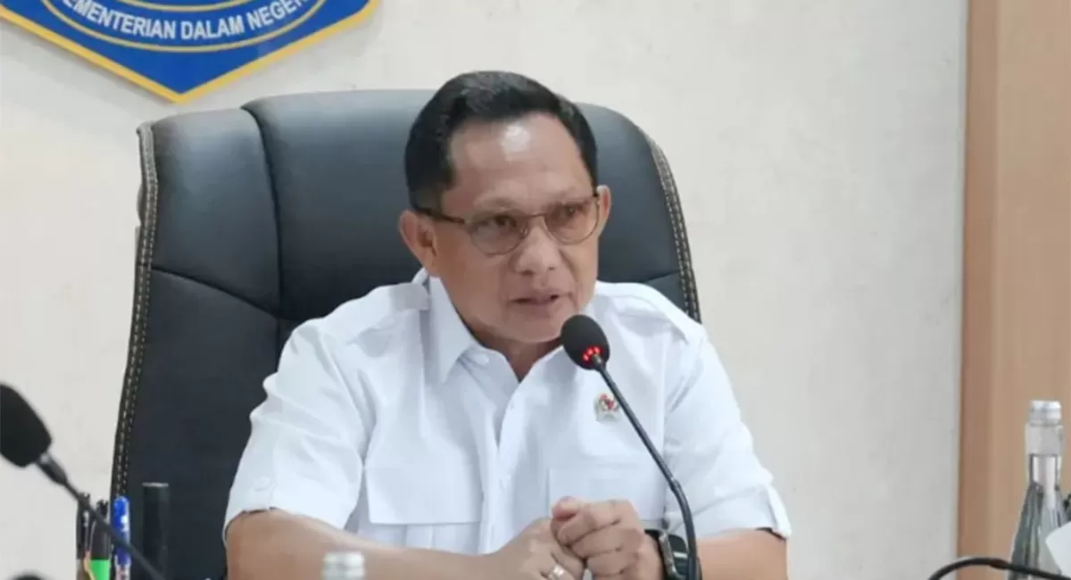 Mendagri Tito Karnavian menegaskan penindakan tegas terhadap perusahaan yang terlibat karhutla, di tengah kendala air dan sulitnya pemadaman lahan gambut.   (Instagram/mendagri.official)
