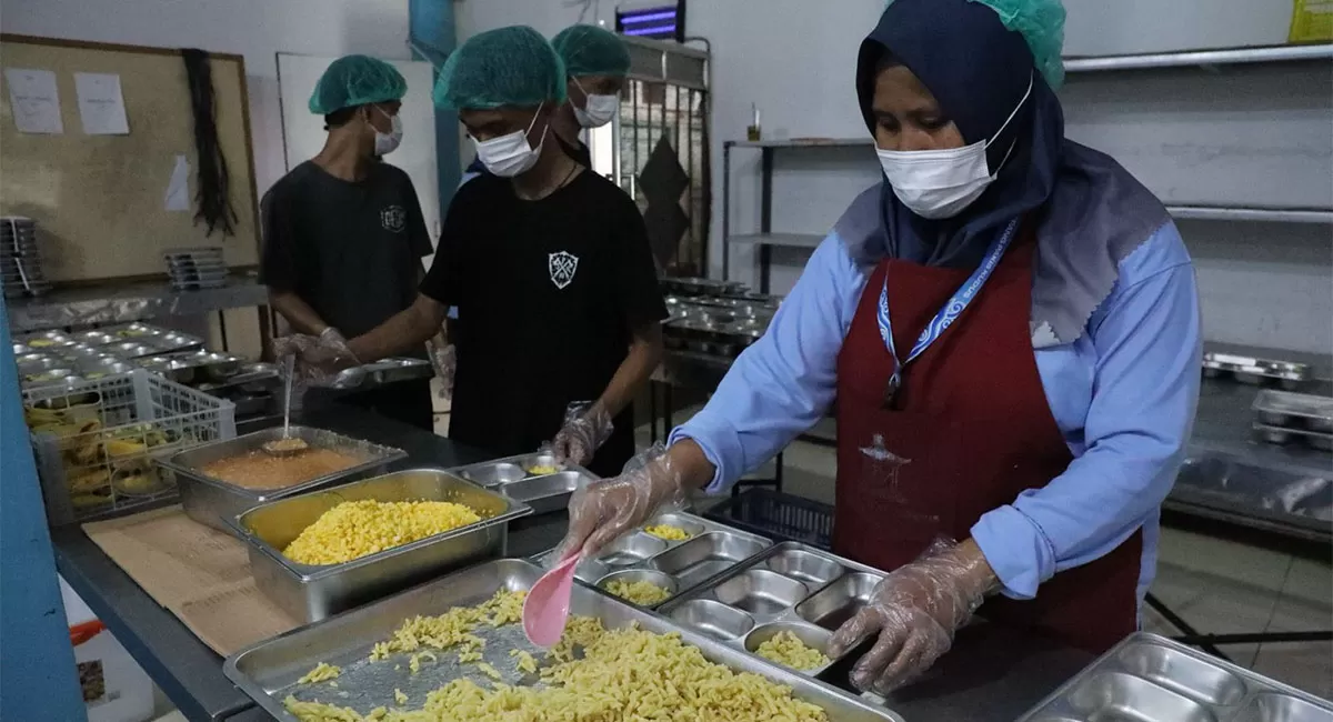 BGN menguji CCTV dan AI di 70 dapur MBG untuk memantau kepatuhan SOP, mulai dari persiapan bahan makanan hingga pencucian ompreng. (Dok. Pemprov Jawa Tengah)