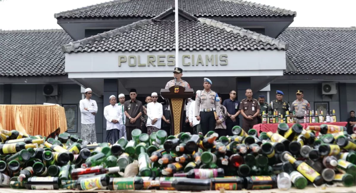 Bupati Ciamis Herdiat Sunarya menghadiri pemusnahan 5.599 botol miras hasil operasi Polres Ciamis pada Selasa, 20 Oktober 2026. (Dok. Prokopim Ciamis)