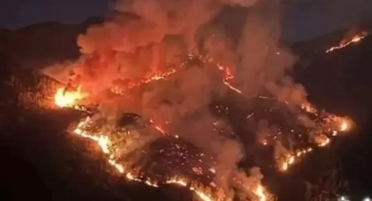 Karhutla Gunung Lawu di Karanganyar meluas pada 19 Oktober 2026. Pemadaman dilakukan melalui water bombing dan pengerahan 300 personel gabungan. (Threads/zumaahmd)