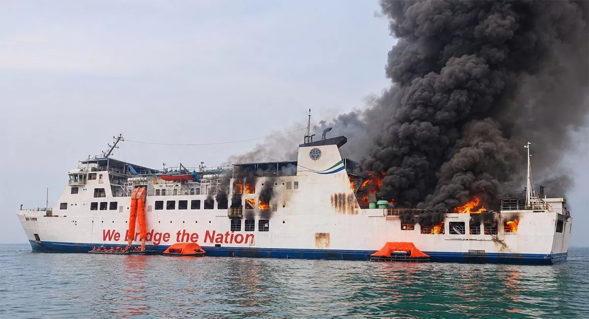 KMP Batumandi terbakar saat hendak sandar di Merak, Selasa, 20 Oktober 2026. Sebanyak 420 penumpang dievakuasi dan enam orang sempat dirawat. (Dok, Ist)