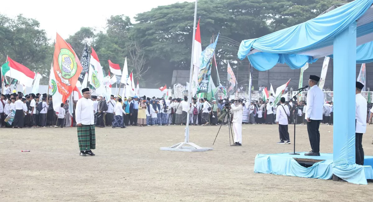 Ribuan santri dari berbagai pondok pesantren di Kota Tasikmalaya tumpah ruah dalam kegiatan Kirab Santri pada peringatan Hari Santri 2026, Kamis (22/10/2026). (Dok. AMS)