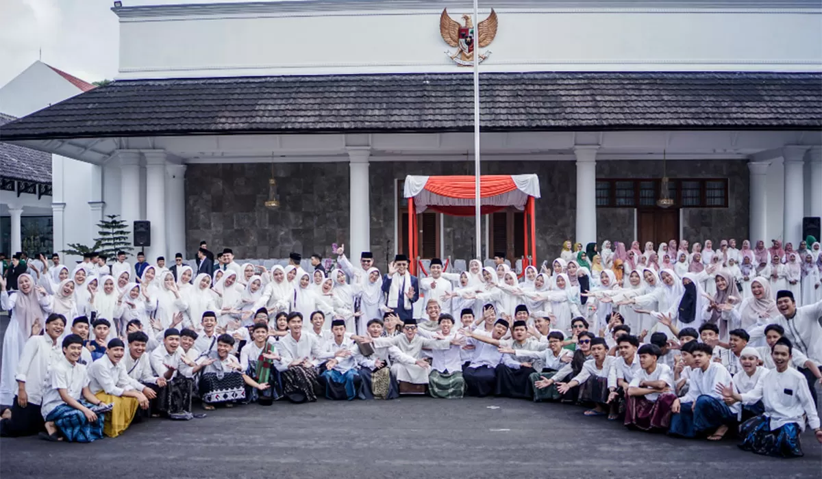 Bupati Ciamis Herdiat Sunarya foto bersama santri Ciamis, seusai menyampaikan amanat pada Apel Hari Santri 2026 di Pendopo Bupati Ciamis, Kamis (22/10/2026).&nbsp; (Dok. Prokopim Ciamis)