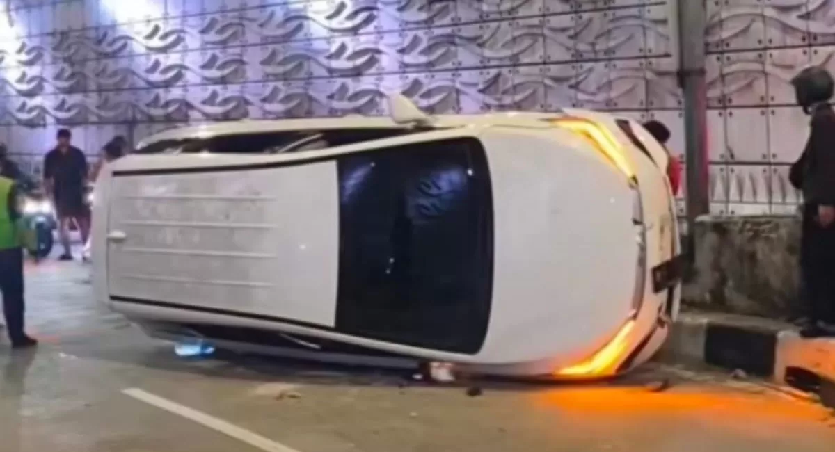 Mobil yang diduga BYD M6 terguling di Underpass Mampang, Jakarta Selatan, Rabu dini hari. Polisi belum menyampaikan penyebab pasti kecelakaan. (Intagram/infpjakarta)