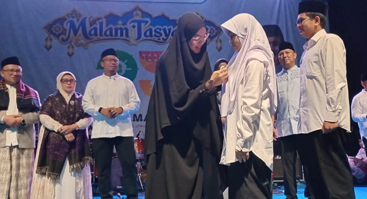 Viman Alfarizi Ramadhan meluncurkan OHAN Hafidz Angkatan Kedua di Stadion Wiradadaha, Kota Tasikmalaya, dengan 46 santri peserta tahun ajaran 2026-2027,&nbsp;Kamis malam, 22 Oktober 2026. (Dok. Hendra Tasik TV)