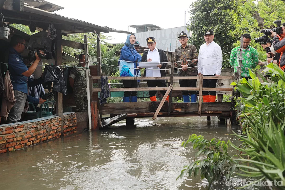 Gubernur DKI Jakarta, Momen Pramono Anung meninjau langsung kondisi Kali Cakung Lama.