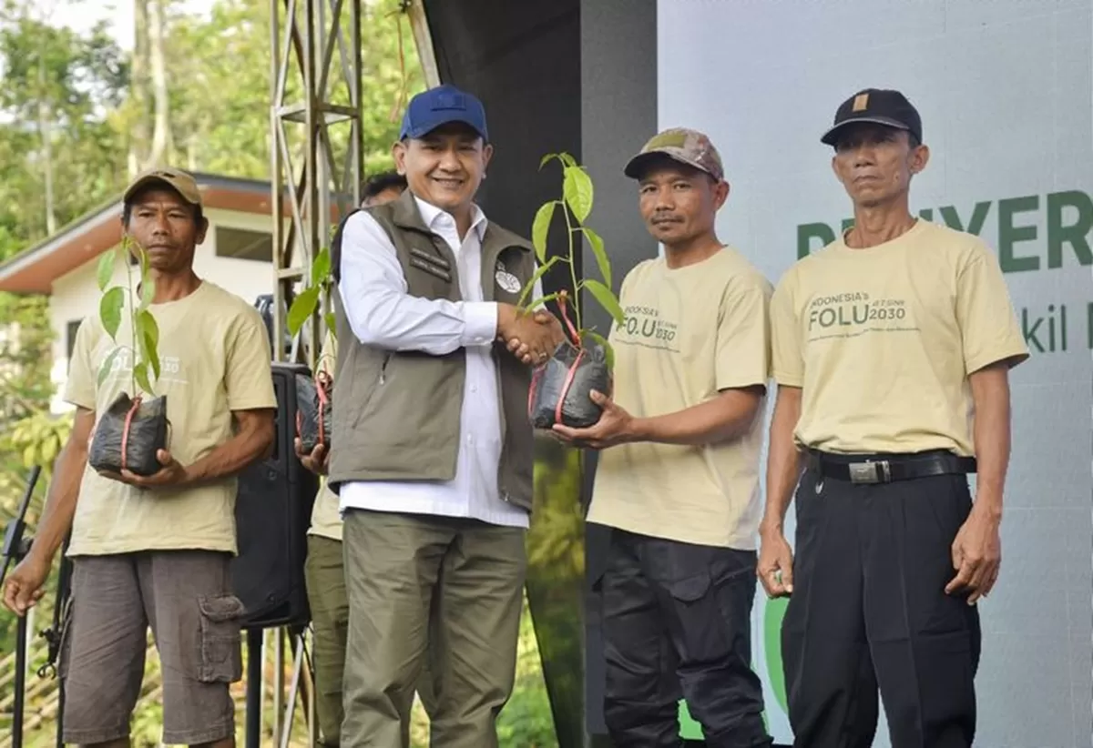 Wakil Menteri Kehutanan (Wamenhut) Rohmat Marzuki mendorong model konservasi berbasis masyarakat seperti yang diterapkan di kawasan Taman Nasional Gunung Halimun Salak (TNGHS) dapat direplikasi di berbagai daerah di Indonesia.  (kehutanan.go.id)