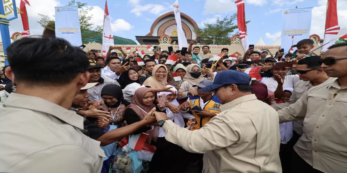 Presiden Prabowo Subianto disambut antusias warga saat peresmian Bendungan Meninting di Desa Bukit Tinggi, Gunungsari, Lombok Barat, NTB, Jumat 10 Juli 2026. (Istimewa)