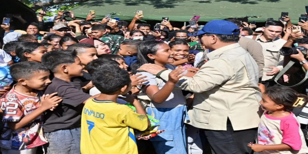 Prabowo menyapa warga Nagekeo dan memastikan pemerintah terus membantu korban bencana Flores hingga proses pemulihan selesai. (Dok. BPMI Setpres)