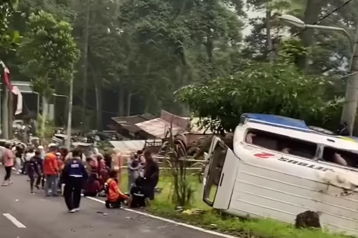 Sebuah kendaraan umum jenis Elf yang mengangkut 16 penumpang mengalami kecelakaan lalu lintas di jalur turunan AMD, kawasan Pacet Mojokerto (dok.istimewa)