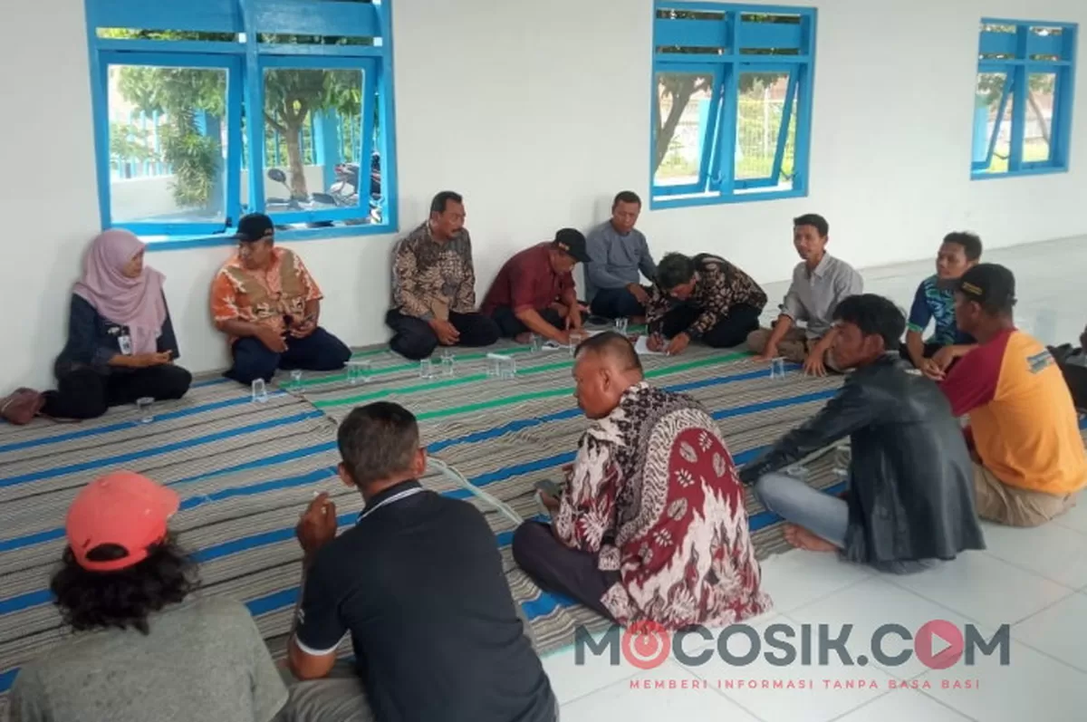 Camat Plandaan Lia Aprilianna Isna Sari menghadiri rapat koordinasi (rakor) penanganan kebocoran Dam Karet bersama kepala desa dan petani (dok.istimewa)