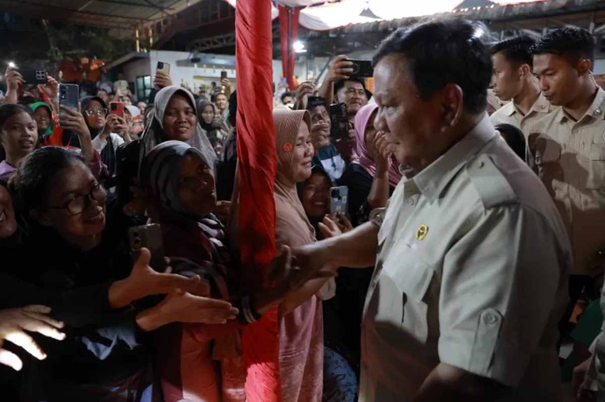 Ratusan warga terdampak bencana berkumpul di tenda pengungsian, menanti pergantian tahun bersama Presiden Prabowo di acara nonton film bersama (Promedia Teknologi Indonesia)