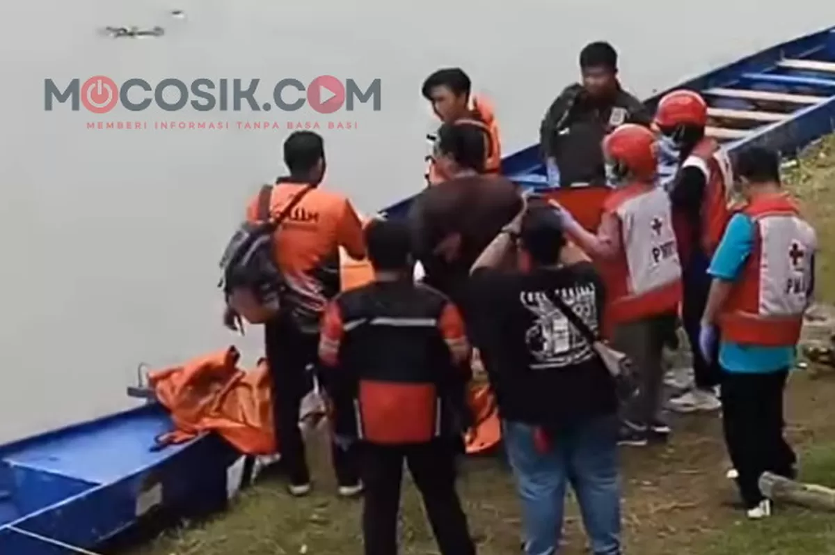 penemuan sesosok mayat perempuan tanpa identitas yang mengapung di aliran Sungai Brantas Mojokerto (dok. Istimewa)